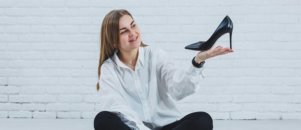¿Qué tipo de zapatos afectan al cuerpo de la mujer?